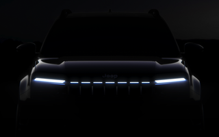 O nouă imagine cu viitorul Jeep Avenger facelift: grilă frontală iluminată