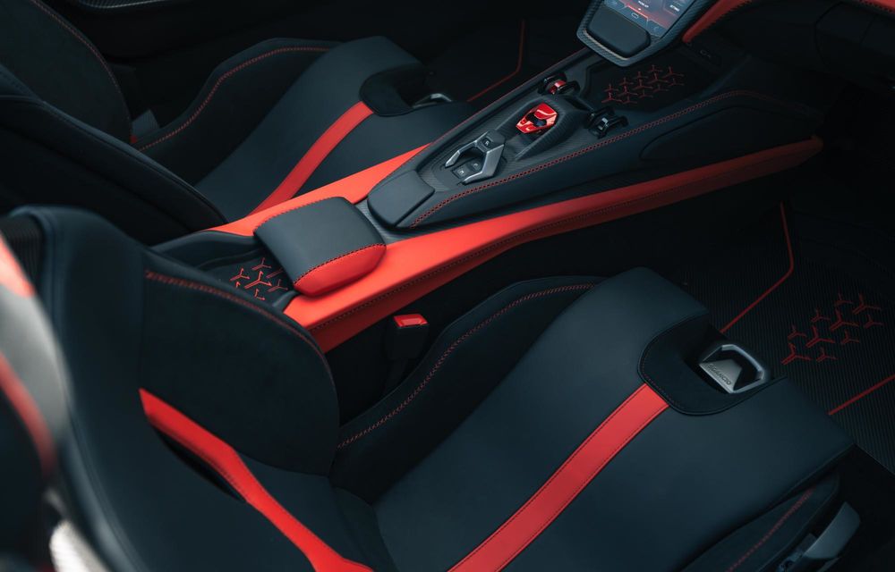 Cea mai puternică decapotabilă din istoria Lamborghini: doar 15 exemplare - Poza 16