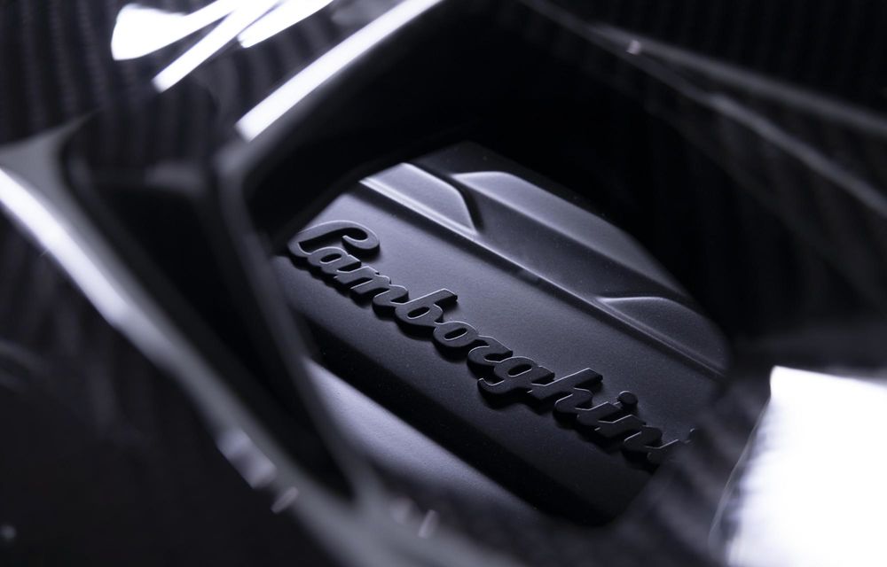 Cea mai puternică decapotabilă din istoria Lamborghini: doar 15 exemplare - Poza 20