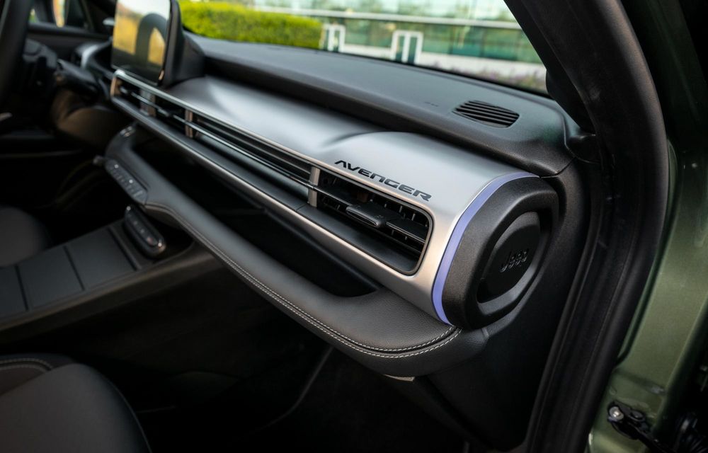 Noul Jeep Avenger facelift: design revizuit și motorizare nouă - Poza 14