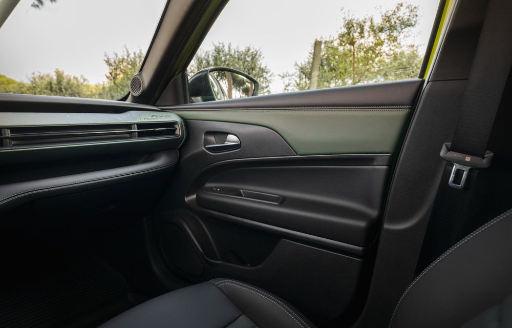 Noul Jeep Avenger facelift: design revizuit și motorizare nouă - Poza 27