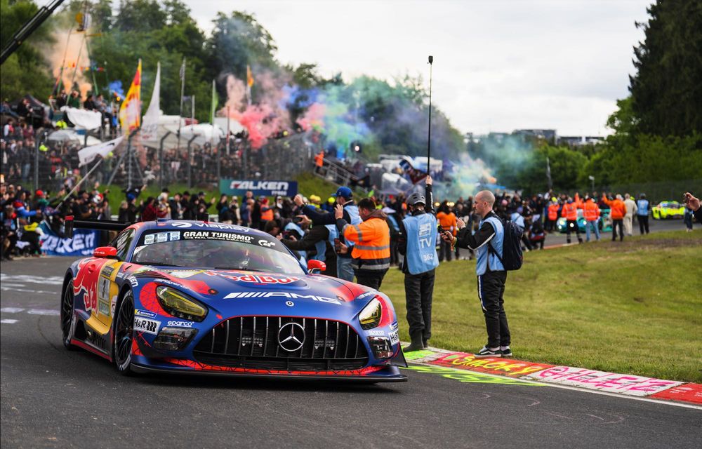 Mercedes-AMG, victorie în cursa de 24 de ore de la Nurburgring. Abandon pentru Max Verstappen - Poza 2 Mercedes-AMG, victorie în cursa de 24 de ore de la Nurburgring. Abandon pentru Max Verstappen - Poza 2