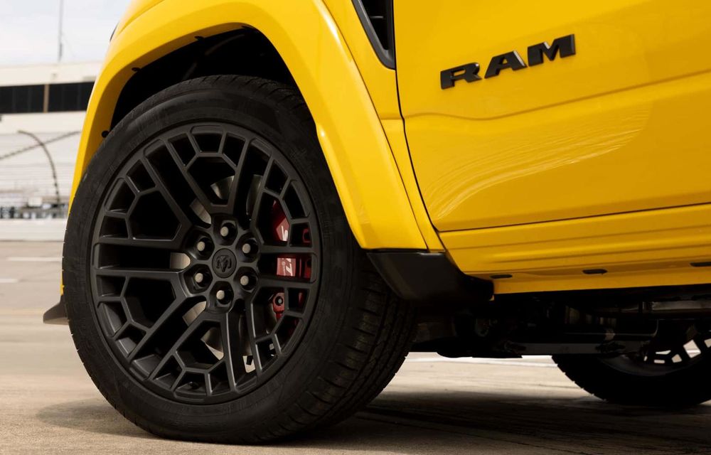 Noul Ram 1500 Bumble Bee: pick-up de performanță cu motor V8 de 777 CP - Poza 7 Noul Ram 1500 Bumble Bee: pick-up de performanță cu motor V8 de 777 CP - Poza 7