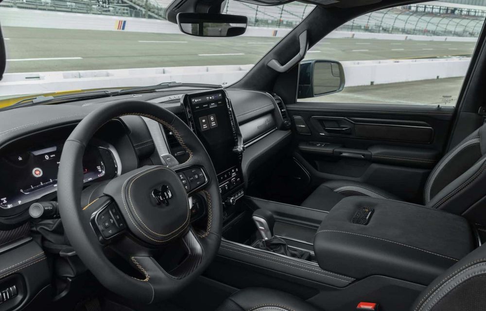 Noul Ram 1500 Bumble Bee: pick-up de performanță cu motor V8 de 777 CP - Poza 10 Noul Ram 1500 Bumble Bee: pick-up de performanță cu motor V8 de 777 CP - Poza 10