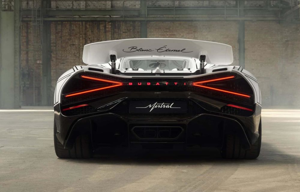 Bugatti W16 Mistral Blanc Éternel: ediție unicat decorată cu porțelan - Poza 4 Bugatti W16 Mistral Blanc Éternel: ediție unicat decorată cu porțelan - Poza 4