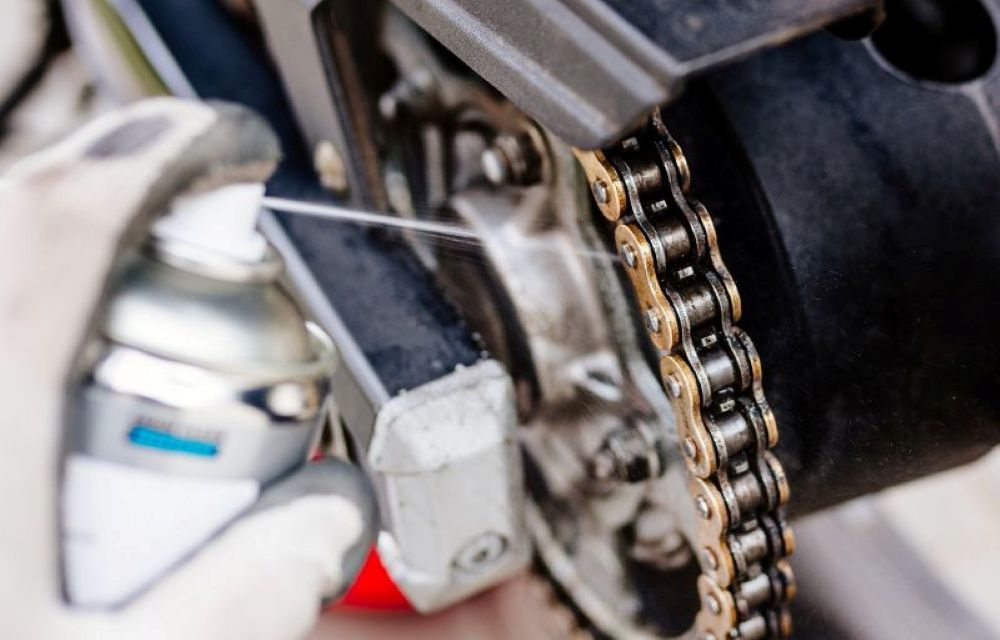 (P) Cum aplici corect un spray pentru lanțul motocicletei pentru rezultate optime? - Poza 1 (P) Cum aplici corect un spray pentru lanțul motocicletei pentru rezultate optime? - Poza 1