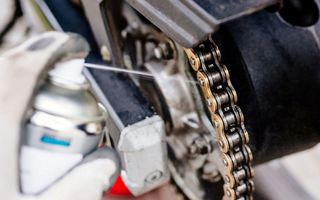 (P) Cum aplici corect un spray pentru lanțul motocicletei pentru rezultate optime?