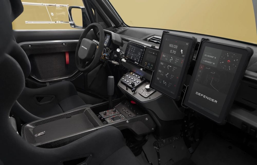 Land Rover lansează Defender Dakar, versiunea de șosea a mașinii câștigătoare la Dakar - Poza 6 Land Rover lansează Defender Dakar, versiunea de șosea a mașinii câștigătoare la Dakar - Poza 6