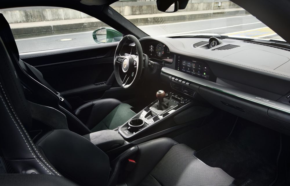 Porsche 911 GT3 primește o ediție limitată care marchează 100 de ani de Nurburgring - Poza 7 Porsche 911 GT3 primește o ediție limitată care marchează 100 de ani de Nurburgring - Poza 7