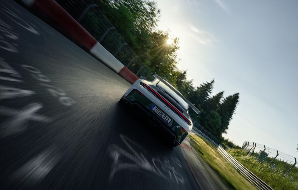 Porsche 911 GT3 primește o ediție limitată care marchează 100 de ani de Nurburgring - Poza 5 Porsche 911 GT3 primește o ediție limitată care marchează 100 de ani de Nurburgring - Poza 5