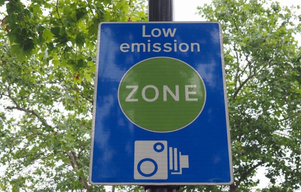 Noi restricții pentru mașinile vechi din România: zone cu nivel scăzut de emisii în orașele mari, din 2027 - Poza 1