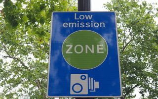 Noi restricții pentru mașinile vechi din România: zone cu nivel scăzut de emisii în orașele mari, din 2027 Noi restricții pentru mașinile vechi din România: zone cu nivel scăzut de emisii în orașele mari, din 2027