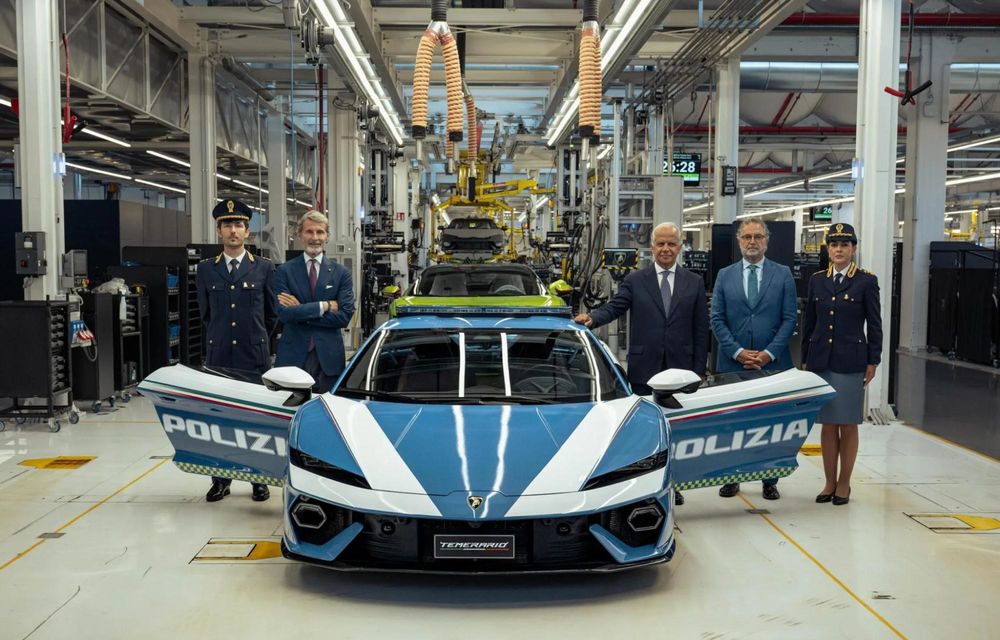 Lamborghini Temerario intră în Poliția italiană. Supercarul de 920 CP va transporta organe - Poza 2 Lamborghini Temerario intră în Poliția italiană. Supercarul de 920 CP va transporta organe - Poza 2