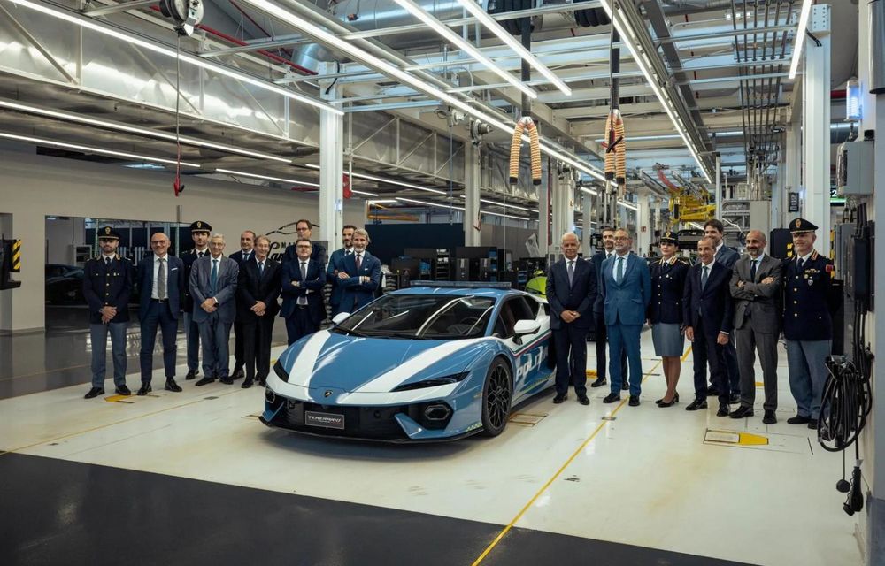 Lamborghini Temerario intră în Poliția italiană. Supercarul de 920 CP va transporta organe - Poza 1 Lamborghini Temerario intră în Poliția italiană. Supercarul de 920 CP va transporta organe - Poza 1