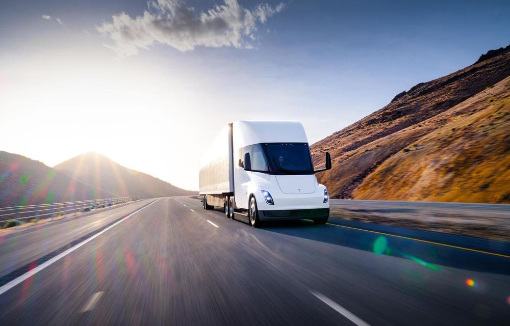 Tesla aduce primul său camion electric în Europa. Autonomie de 550 de kilometri - Poza 1 Tesla aduce primul său camion electric în Europa. Autonomie de 550 de kilometri - Poza 1