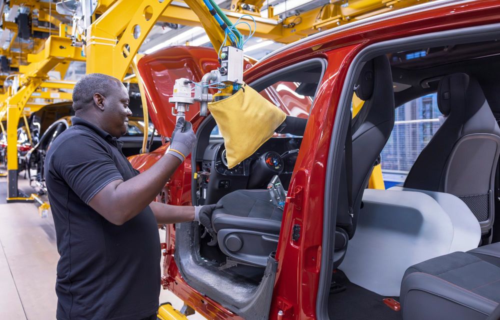 Noul Mercedes-Benz GLA a intrat în producția de serie - Poza 6 Noul Mercedes-Benz GLA a intrat în producția de serie - Poza 6