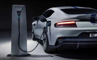 Aston Martin nu va lansa o mașină electrică înainte de 2033: motoarele V8 și V12 rămân în producție
