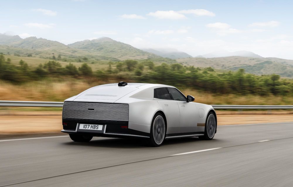 Jaguar prezintă noul Type 01: trei motoare electrice, 1.030 CP și 720 km autonomie - Poza 18 Jaguar prezintă noul Type 01: trei motoare electrice, 1.030 CP și 720 km autonomie - Poza 18