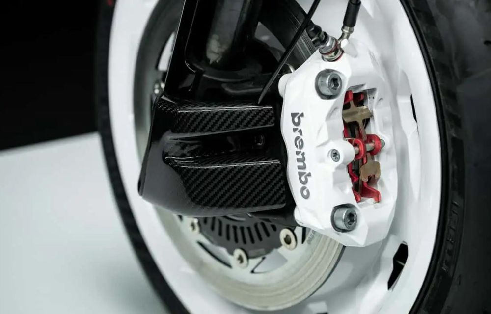 Brabus lansează o motocicletă electrică în ediție limitată: doar 10 exemplare - Poza 11 Brabus lansează o motocicletă electrică în ediție limitată: doar 10 exemplare - Poza 11