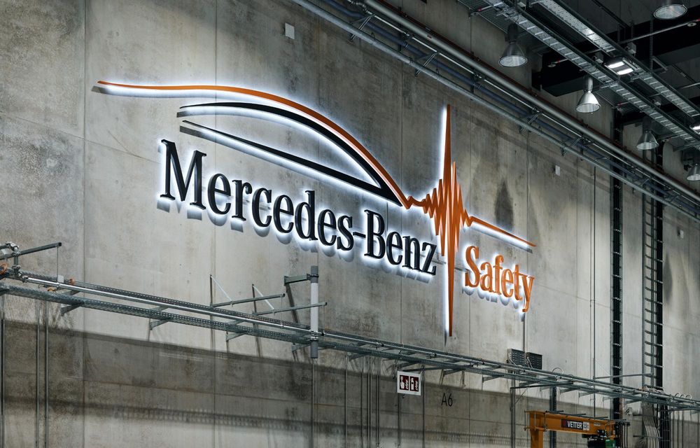 Mercedes-Benz rescrie testele de siguranță: impact lateral cu două mașini la 56 km/h - Poza 2