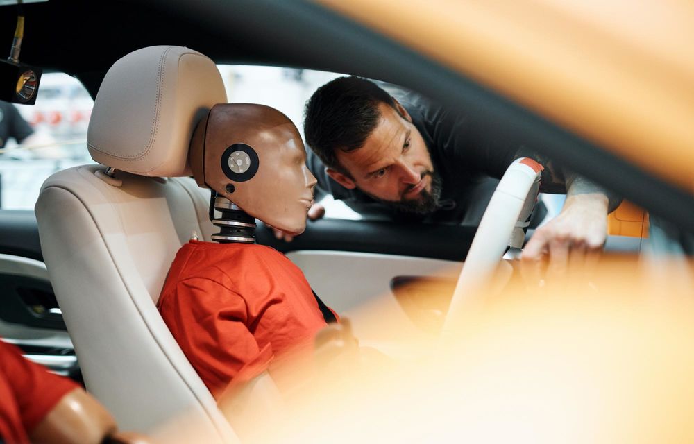 Mercedes-Benz rescrie testele de siguranță: impact lateral cu două mașini la 56 km/h - Poza 3