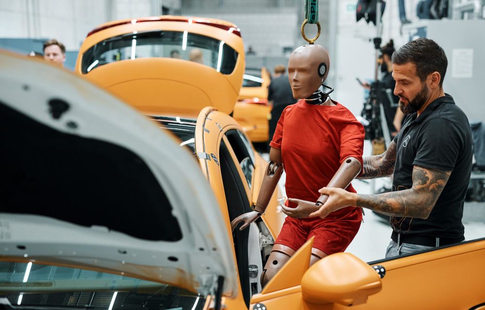 Mercedes-Benz rescrie testele de siguranță: impact lateral cu două mașini la 56 km/h - Poza 6