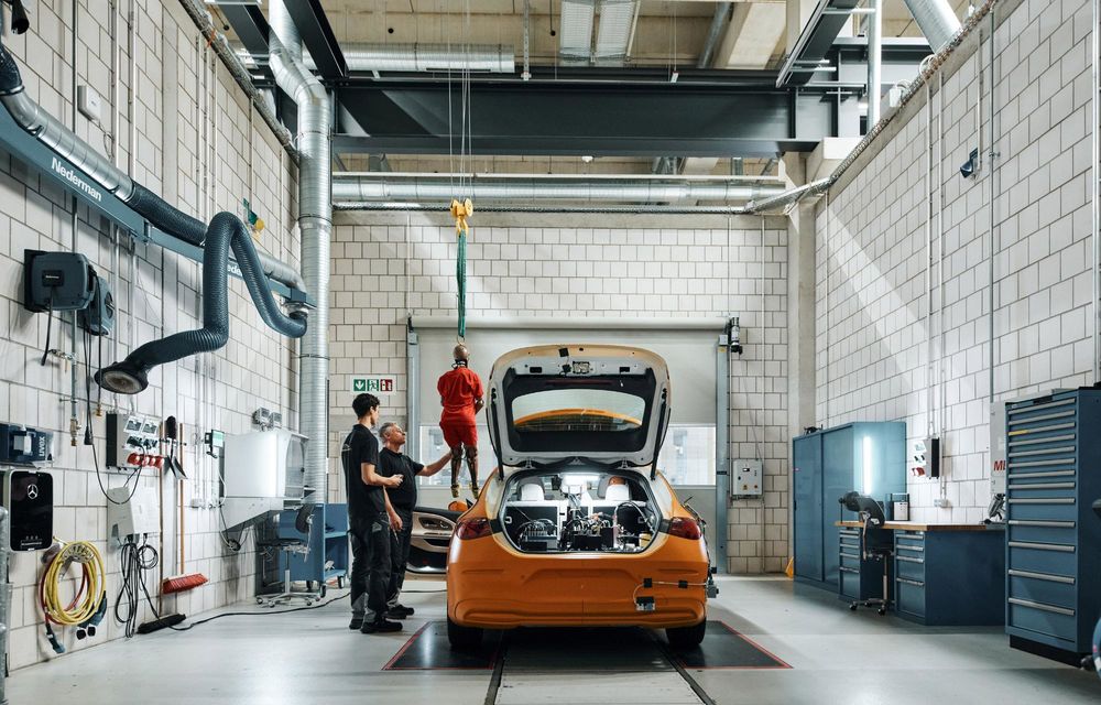 Mercedes-Benz rescrie testele de siguranță: impact lateral cu două mașini la 56 km/h - Poza 7
