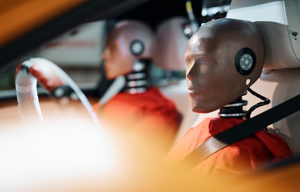 Mercedes-Benz rescrie testele de siguranță: impact lateral cu două mașini la 56 km/h - Poza 9