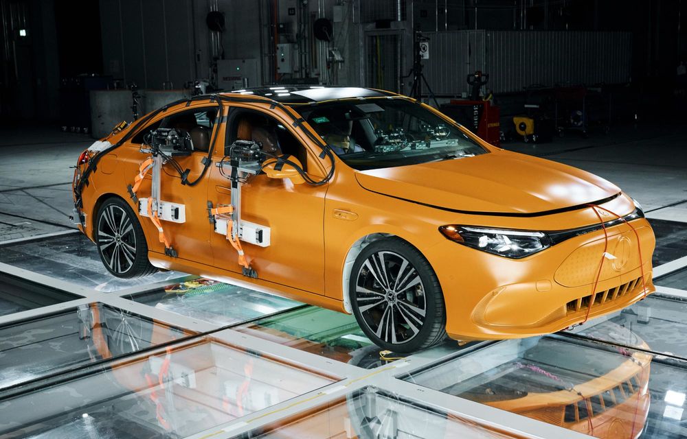 Mercedes-Benz rescrie testele de siguranță: impact lateral cu două mașini la 56 km/h - Poza 12