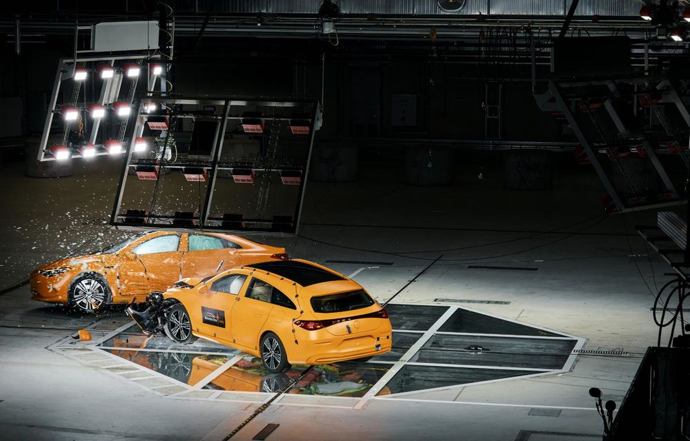 Mercedes-Benz rescrie testele de siguranță: impact lateral cu două mașini la 56 km/h - Poza 21