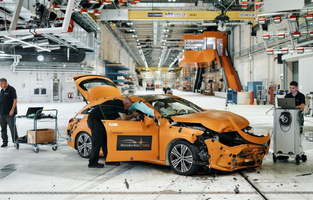 Mercedes-Benz rescrie testele de siguranță: impact lateral cu două mașini la 56 km/h - Poza 24