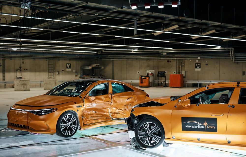Mercedes-Benz rescrie testele de siguranță: impact lateral cu două mașini la 56 km/h - Poza 26