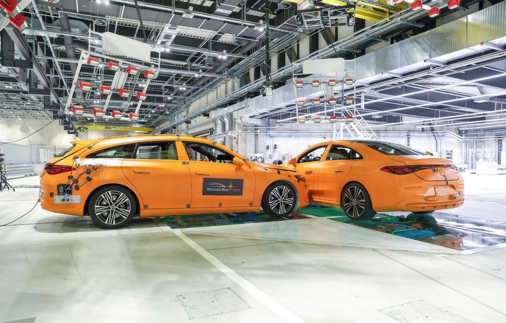 Mercedes-Benz rescrie testele de siguranță: impact lateral cu două mașini la 56 km/h - Poza 33