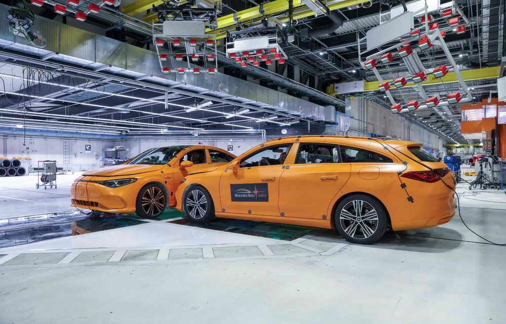 Mercedes-Benz rescrie testele de siguranță: impact lateral cu două mașini la 56 km/h - Poza 34