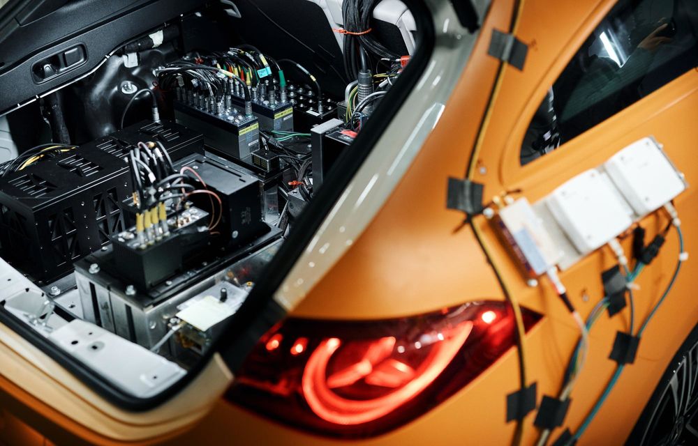 Mercedes-Benz rescrie testele de siguranță: impact lateral cu două mașini la 56 km/h - Poza 4