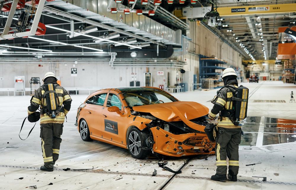 Mercedes-Benz rescrie testele de siguranță: impact lateral cu două mașini la 56 km/h - Poza 23