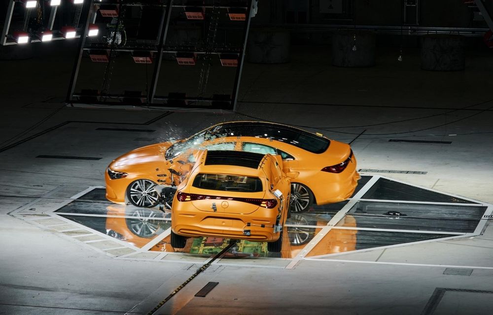 Mercedes-Benz rescrie testele de siguranță: impact lateral cu două mașini la 56 km/h - Poza 1