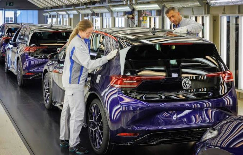 Angajații Volkswagen amenință cu greve dacă producătorul nu reintroduce acordurile salariale - Poza 2 Angajații Volkswagen amenință cu greve dacă producătorul nu reintroduce acordurile salariale - Poza 2