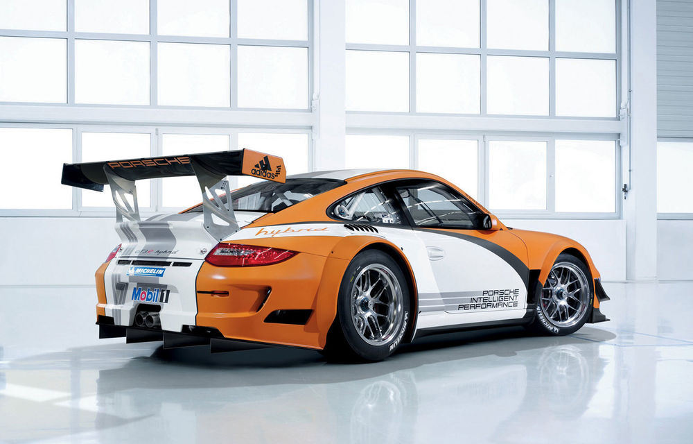 Porsche infirmă posibilitatea unor versiuni hibride ale lui 911 şi Macan - Poza 2