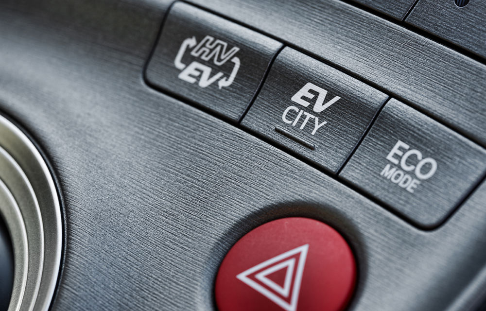 Prinţul Albert de Monaco este primul client european al noului Toyota Prius plug-in - Poza 2