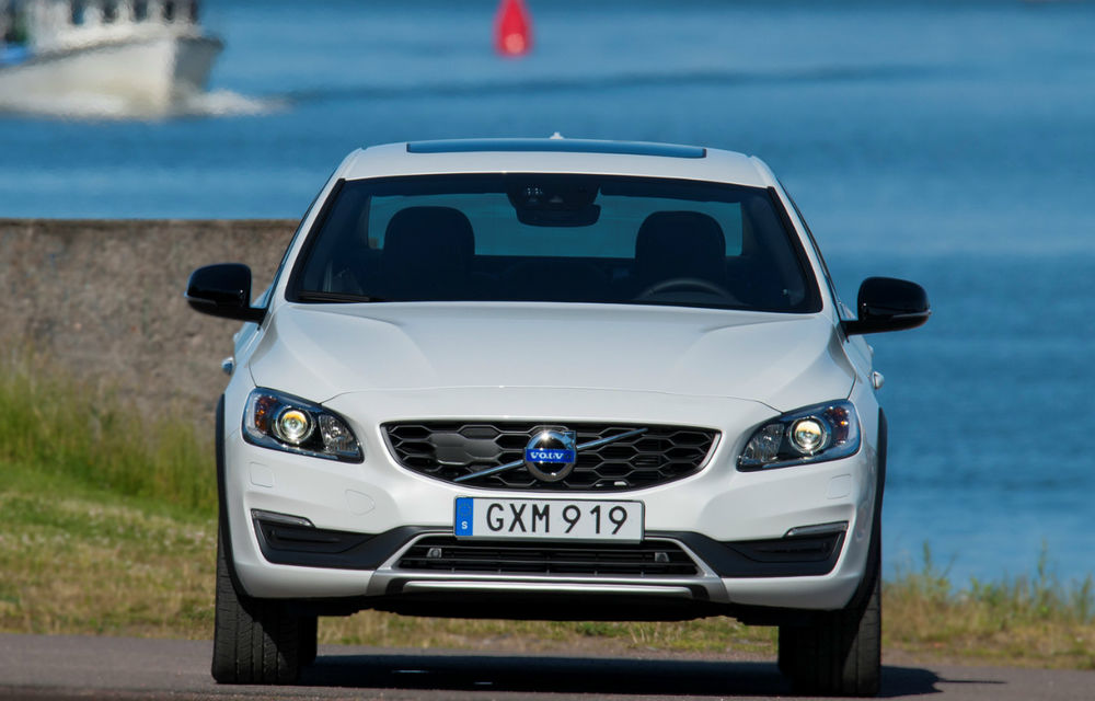 Nu orice crossover devine un succes: Volvo S60 Cross Country a devenit oaia neagră a suedezilor - Poza 2