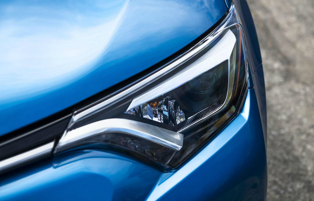 Toyota RAV4 facelift lansat oficial alături de versiunea sa hibridă - Poza 2
