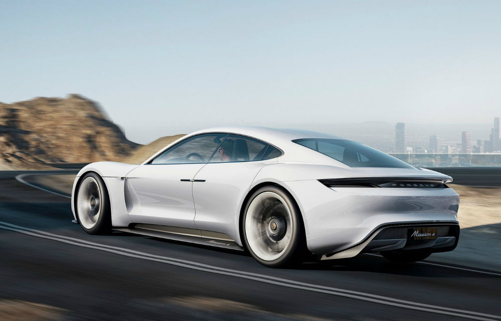Porsche calcă pe urmele Tesla: modelul electric Mission E va avea mai multe variante de putere și update-uri de performanță prin internet - Poza 2