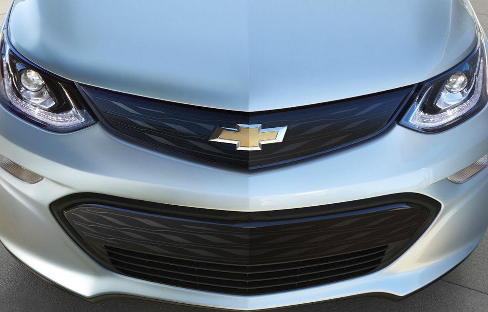 GM înțeapă Tesla: &quot;Electricul Chevrolet Bolt e disponibil din 2016 și nu avem nevoie de avans de 1000 de dolari pentru el&quot; - Poza 2