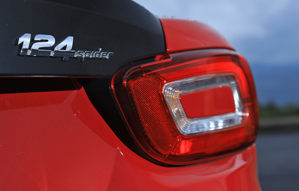 O decapotabilă promisă pentru iarnă: Fiat 124 Spider ajunge în România abia în decembrie - Poza 2