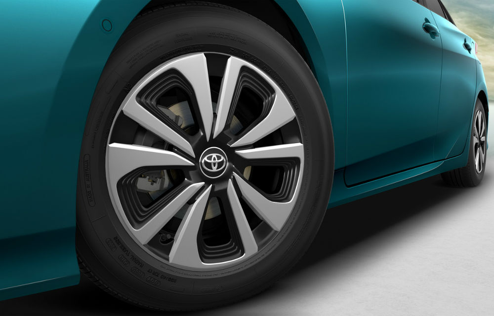 L-a tras curentul: noul Toyota Prius poate fi acum încărcat și la priză - Poza 2