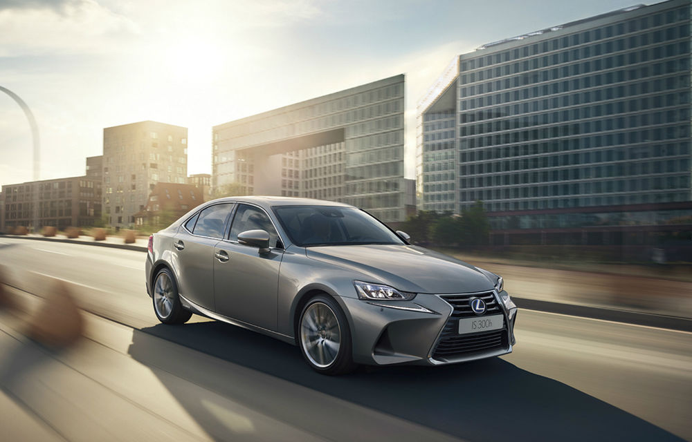 Mica retuşare: Lexus IS primeşte un facelift minor la Beijing - Poza 2