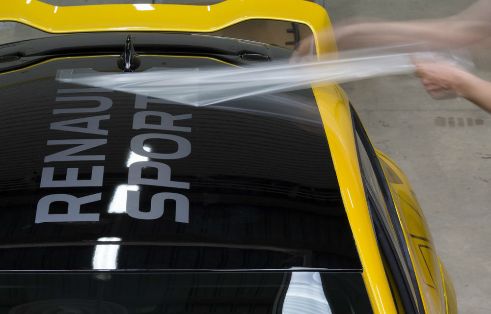 Renault și-a permis un experiment nebun: Clio RS 16 are 275 de cai putere și cutie manuală - Poza 2