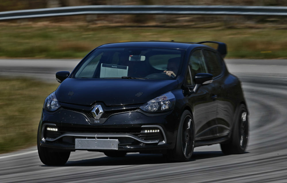 Renault și-a permis un experiment nebun: Clio RS 16 are 275 de cai putere și cutie manuală - Poza 2