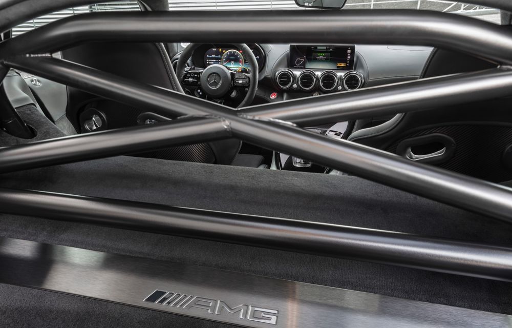 Un supercar antrenat să mârâie și să muște: Mercedes AMG GT R este cea mai puternică versiune de stradă a sportivei germane - Poza 2